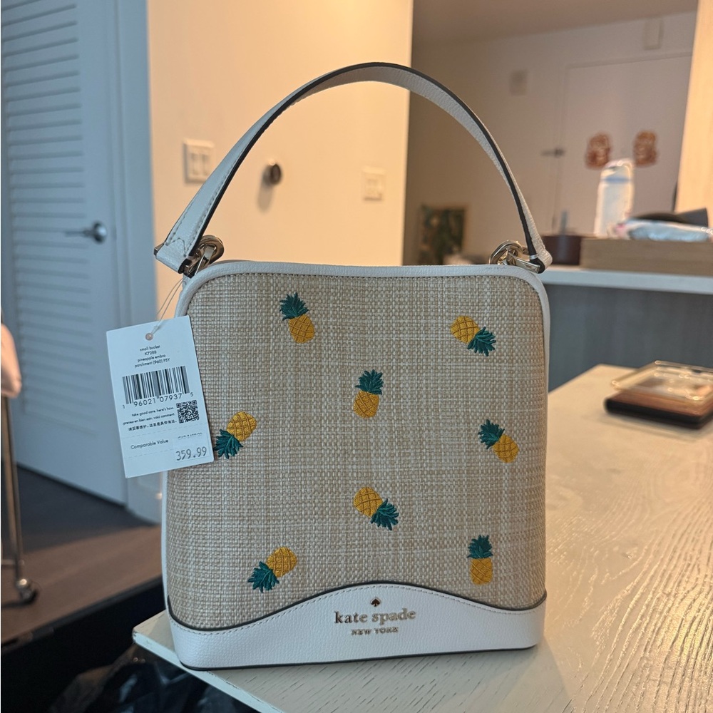 ⭐️NWT⭐️ Kate Spade Darcy Pineapple Embroidered Bucket Bag Crossbody - Picture 2 of 2